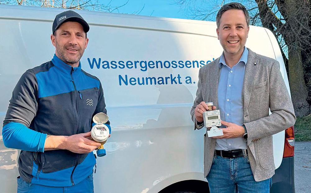 Geschäftsführer Reinhard Wallner-Zorzi und Obmann Thomas Maierhofer mit digitalen Wasserzählern